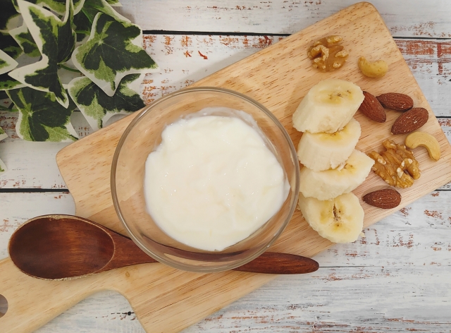 ヨーグルトとナッツのイメージ画像