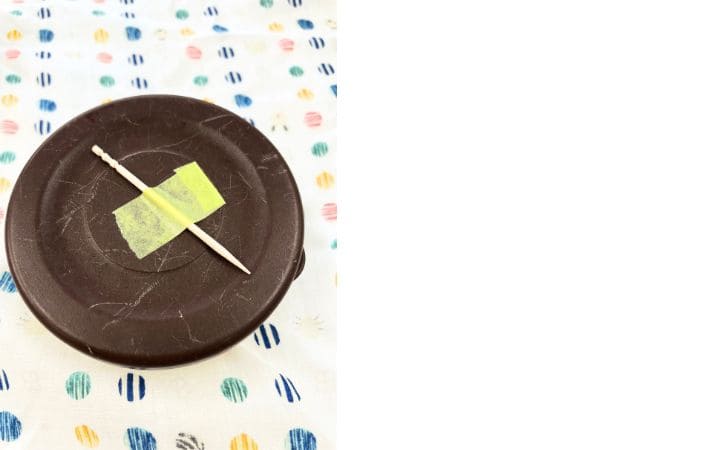 お弁当箱に爪楊枝を張り付けた写真