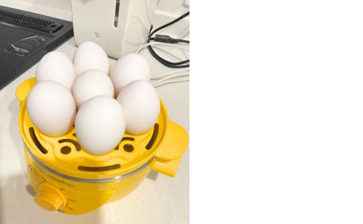 ゆで卵器に卵を7個並べた写真